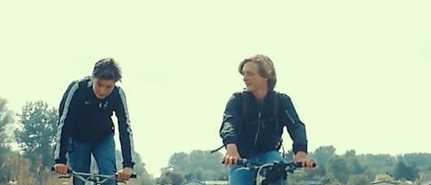 Zwei Jugendliche auf ihren Fahrrädern