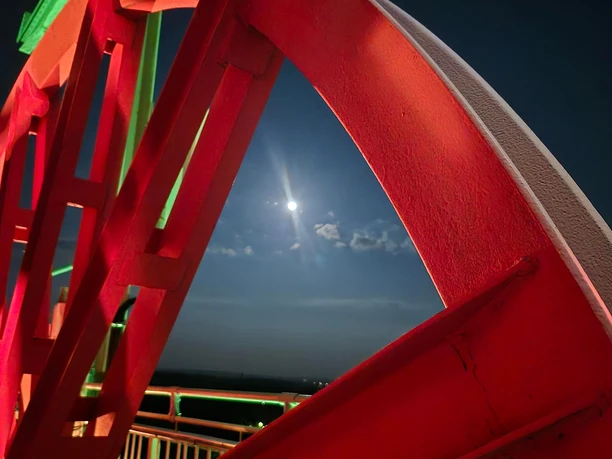 der Vollmond zwischen den Förderrädern