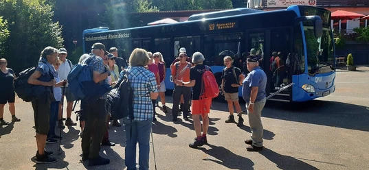 Wandern, Bus und Burggenuss