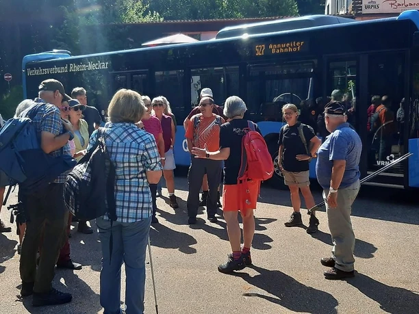Wandern, Bus und Burggenuss