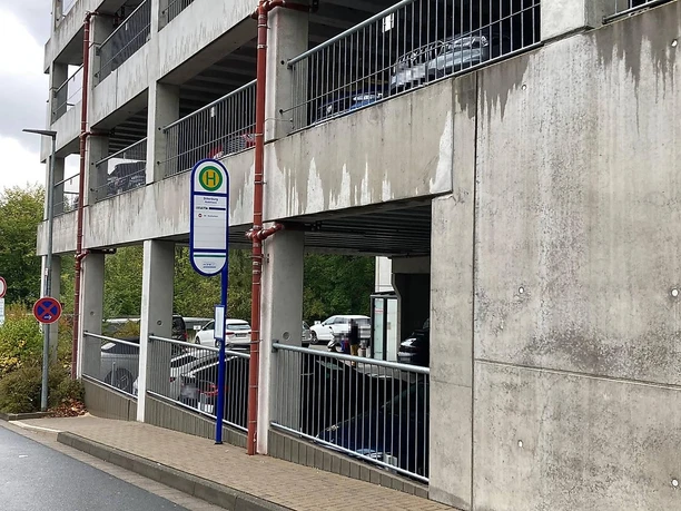Parkhaus und Bushaltestelle Ärztehaus