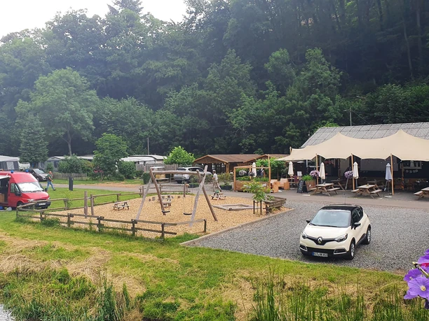 Das Camp Kyllburg liegt direkt an der Kyll