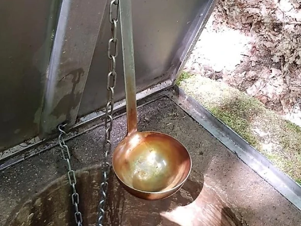 Sauerbrunnen mit Schöpfkelle