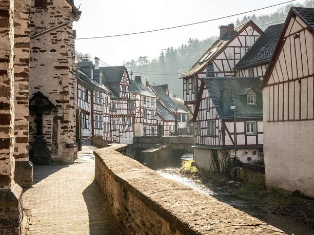 Monreal verzaubert durch Fachwerk u. kleine Gassen
