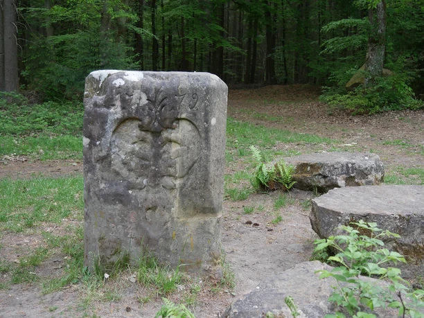 Maria-Theresien-Stein mit Doppeladler