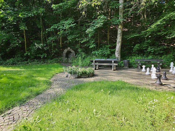 Sitzmöglichkeiten_Freischachanlage Limbach Sitzmöglichkeiten_Freischachanlage Limbach