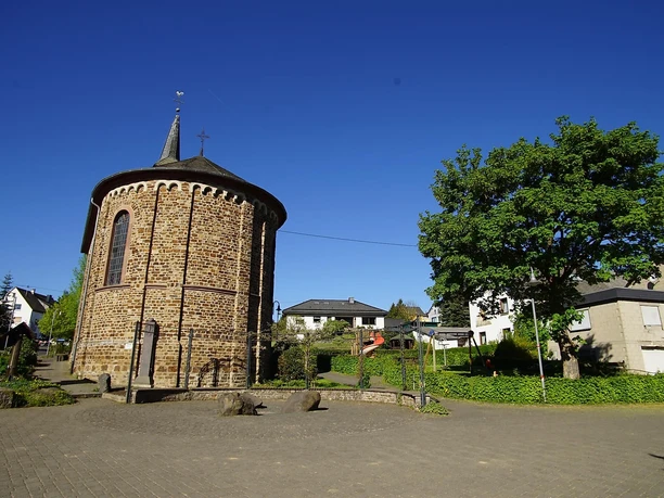 Dorfplatz an der Schutzengelkapelle Dorfplatz an der Schutzengelkapelle