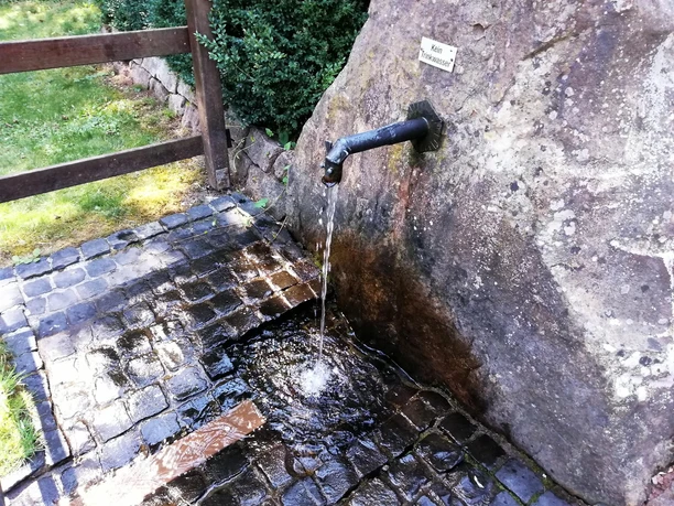...gespeist mit frischem Quellwasser...