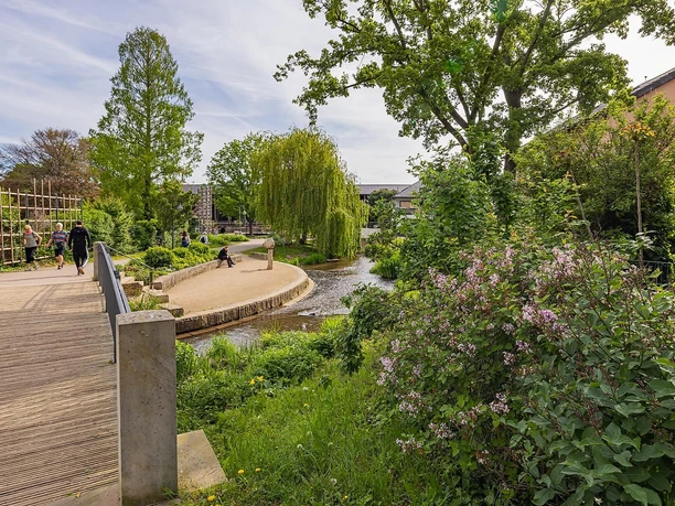 Kurparkbrücke am "Fliegenden Fisch"