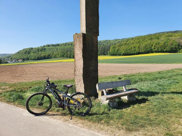 Skulptur "Verschiebung" am Radweg