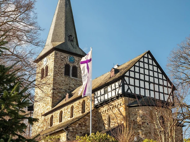 Romanische Kirche mit blauem Himmel