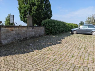 Parkplatz am Friedhof in Knöringen