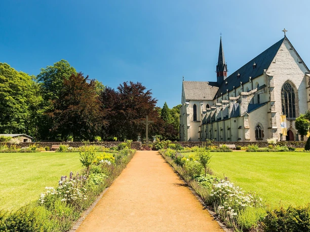 Klostergarten mit Blick zur Abteikirche
