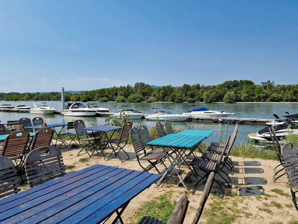 Rheinufer Heidenfahrt - Wein- & Biergarten 1