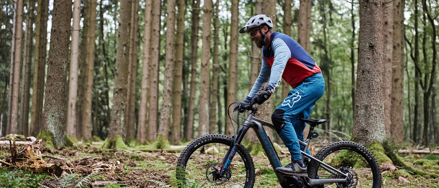 Radfahrer im Wald