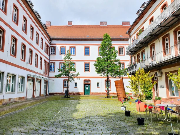 Rote Kaserne rechts