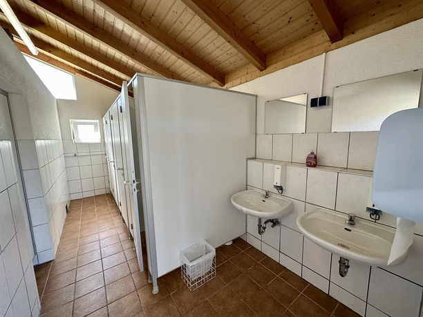 Toiletten neben dem Wohnmobilstellplatz