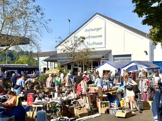 Flohmarkt vor dem Gebrauchtwarenkaufhaus Marburg