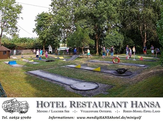Belebter Minigolfplatz im Sommer - Hotel HANSA