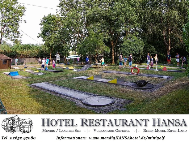 Belebter Minigolfplatz im Sommer - Hotel HANSA