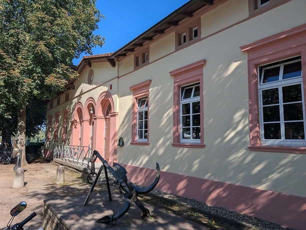 Mit ausgestellten Schiffsmodellen
