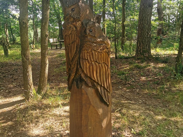Holzfiguren am Rastplatz der Tiere