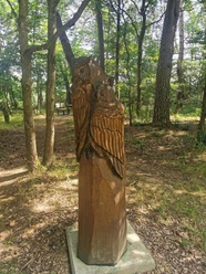 Holzfiguren am Rastplatz der Tiere