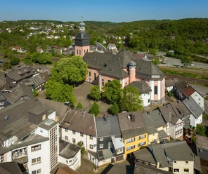 Kirche mit Kirchplatz (Halbmond)