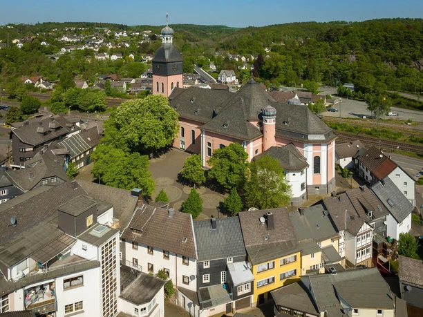 Kirche mit Kirchplatz (Halbmond)