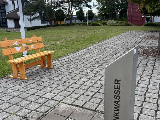Trinbrunnen und Bank Trinbrunnen und Bank