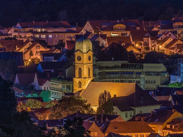 Luftansicht auf die Burgkirche bei Nacht