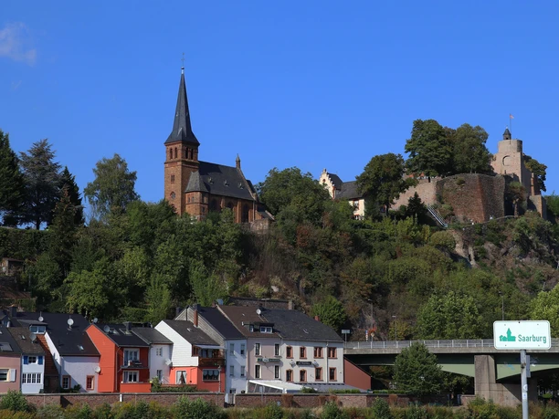 Evangelische Kiche mit SaarBurg