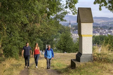 Kreuzberg mit Wanderer