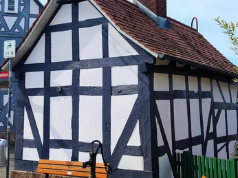 Sitzmöglichkeiten am Backhaus Sichertshausen