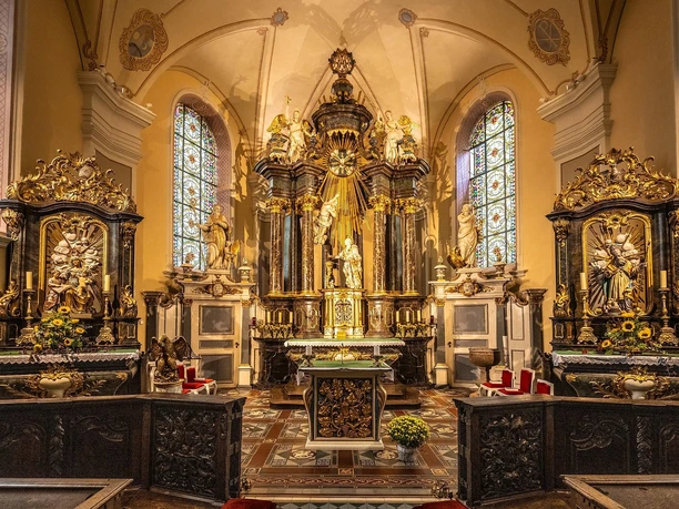 Altarbereich Pfarrkirche St. Nikolaus