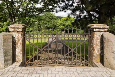 Portal und Kriegerdenkmal Gusternhain