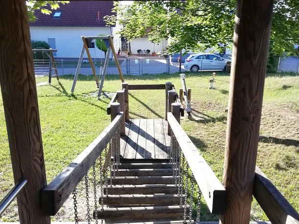 Kletterhäuschen auf dem Spielplatz Knöringen