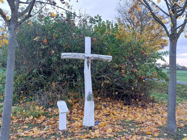 Weißes Kreuz im Herbst