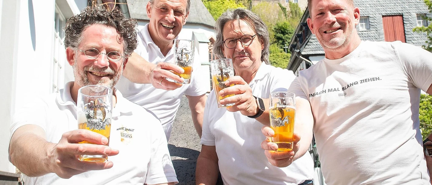 Team hinter blanq-Bier