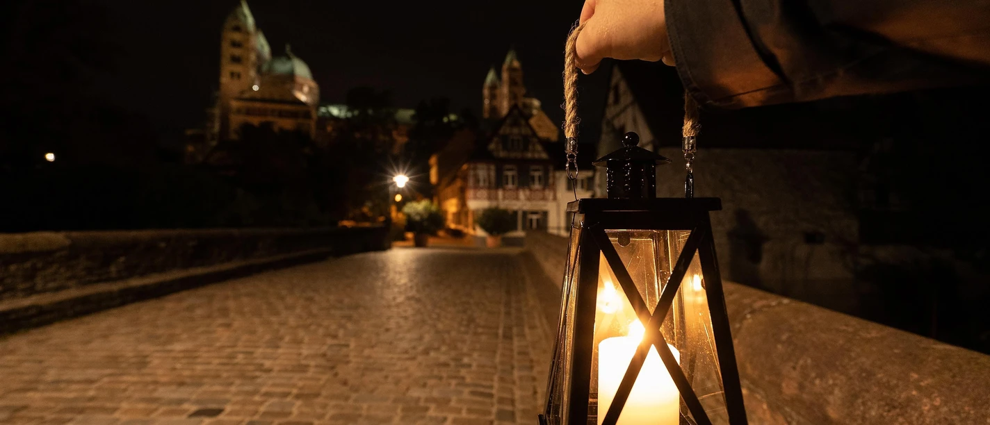Nachtwach-Rundgang bei Laternenlicht