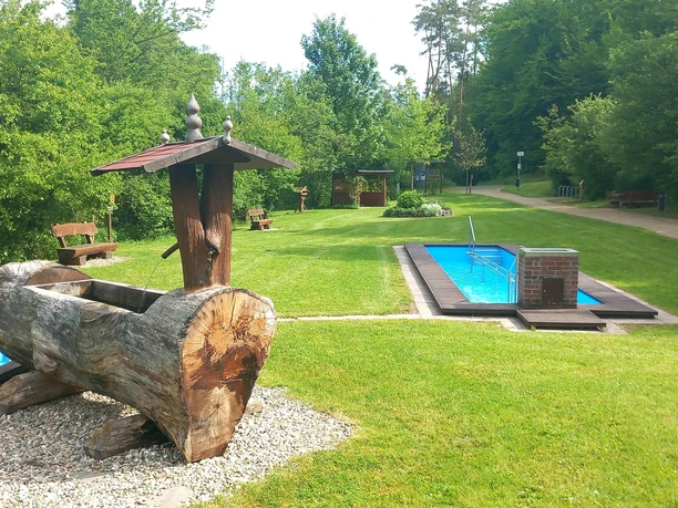 Kneippanlage Burgsolms mit Holzbrunnen
