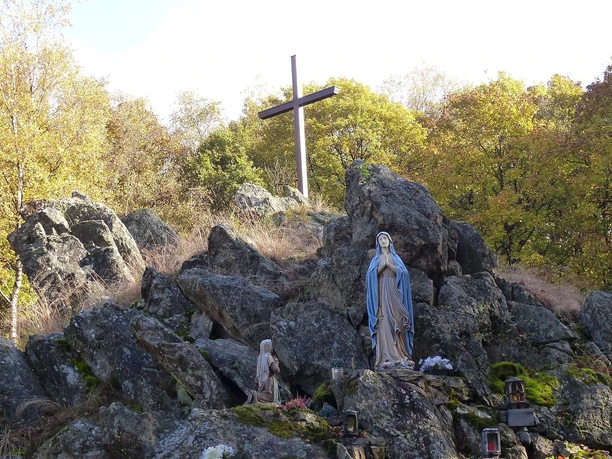 Marienstatue an der Felsgruppe Hohe Ley Marienstatue an der Felsgruppe Hohe Ley