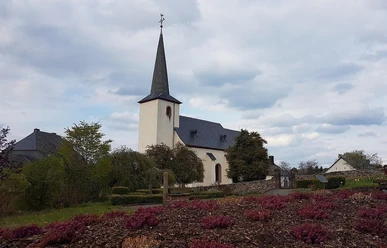 Blick auf die Kirche aus dem Pfarrgarten