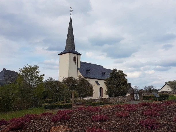 Blick auf die Kirche aus dem Pfarrgarten