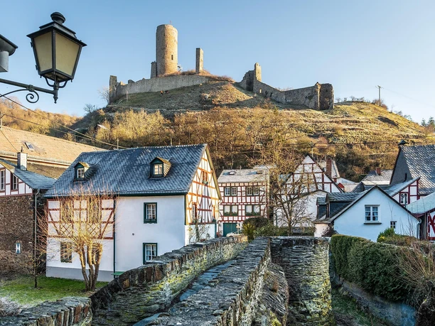 Historisches Fachwerkdorf Monreal mit Burgen