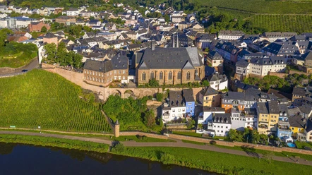 Blick auf die Pfarrkirche St. Laurentius Saarburg