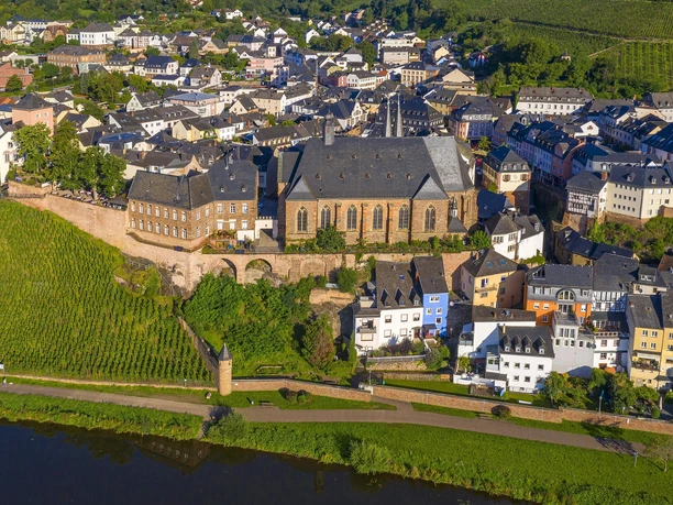 Blick auf die Pfarrkirche St. Laurentius Saarburg