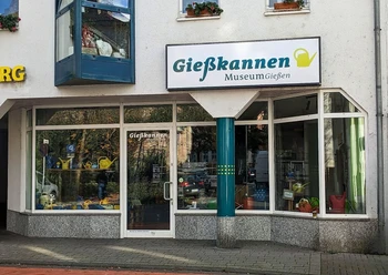 Gießkannenmuseum Schaufenster