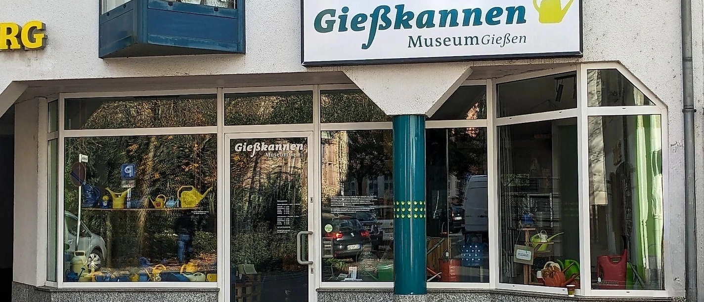 Gießkannenmuseum Schaufenster