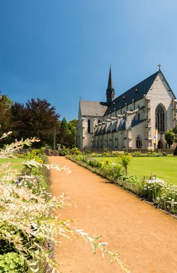 Klostergarten Marienstatt mit Blick auf die Kirche